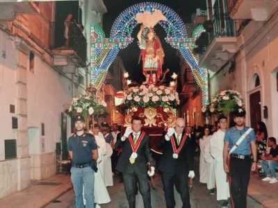 Il sabato e la domenica si tiene la messa nella chiesa intitolata all�Arcangelo, al cui termine parte la processione